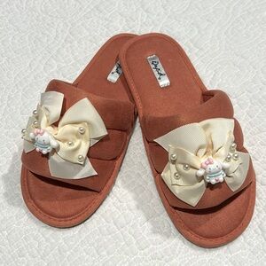Cinnamon roll slippers